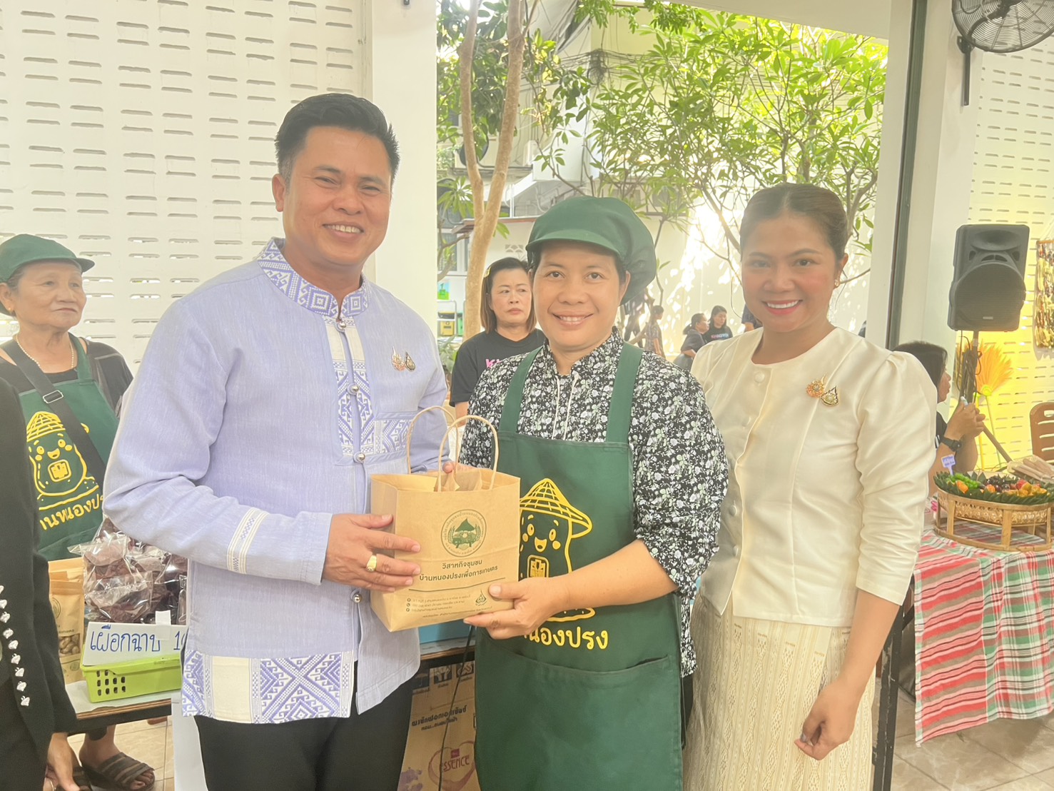 title - ปฏิรูปที่ดินจังหวัดเพชรบุรี และเจ้าหน้าที่ ส.ป.ก.เพชรบุรี ร่วมเป็นเกียรติในพิธี Kick - off การจำหน่ายสินค้า 